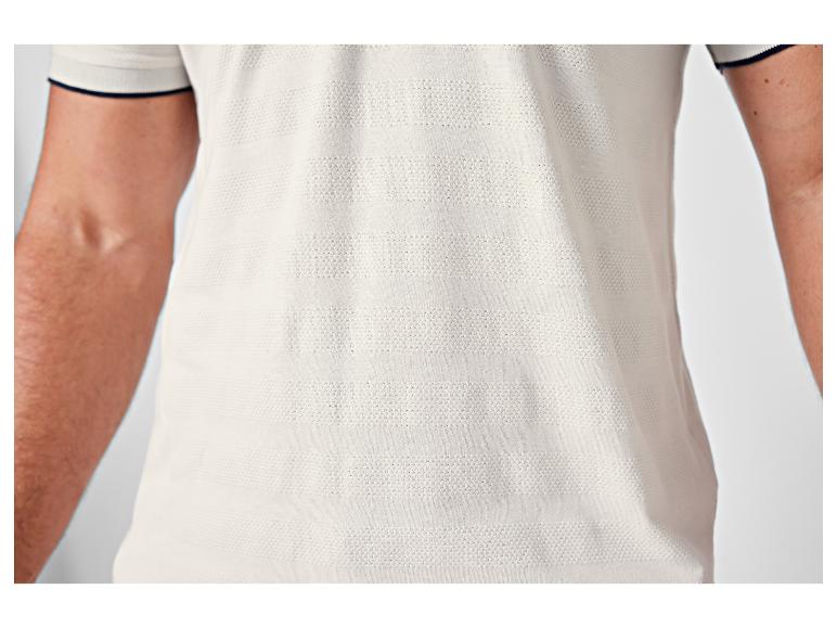 Un polo blanc à rayures avec une bordure bleu marine.