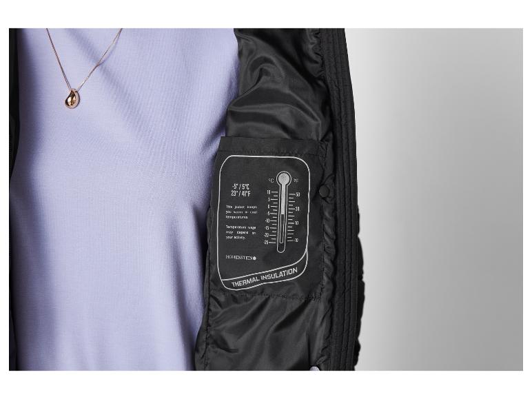 Veste noire avec isolation thermique et collier doré sur une blouse claire.