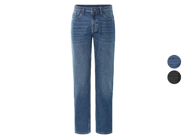 Un jean bleu droit.