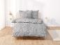 Une housse de couette grise avec un motif floral blanc.