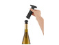 Une main avec un bouchon de vin sur une bouteille de vin.