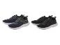 Deux paires de baskets, une bleue et une noire, avec des semelles blanches.