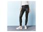 Un pantalon noir en simili cuir et des baskets blanches.