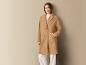 Une femme portant un manteau en laine beige