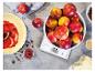 Balance de cuisine avec pommes, pâte à tarte à la confiture et ingrédients de cuisson.
