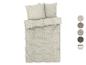 Housse de couette beige avec un motif floral blanc.