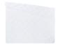 Couette et protège-matelas blancs matelassés.