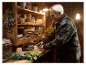 Un homme âgé utilise des outils de jardinage Parkside dans son abri de jardin.