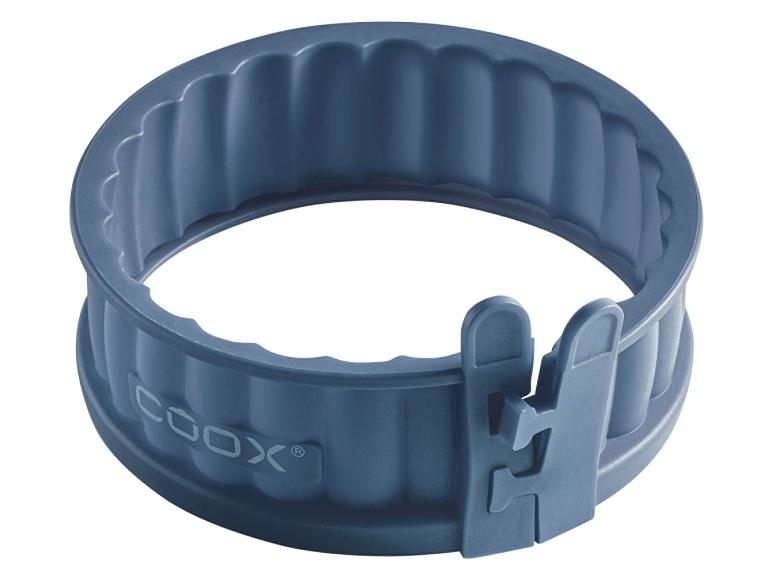 Un moule à pâtisserie en silicone bleu Cook, avec un diamètre réglable.