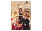 Deux enfants déguisés en Harry Potter lors d'une fête avec des confettis et une baguette magique.