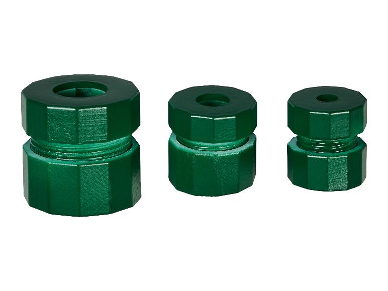 Trois raccords de tuyauterie hexagonaux verts de tailles variées.