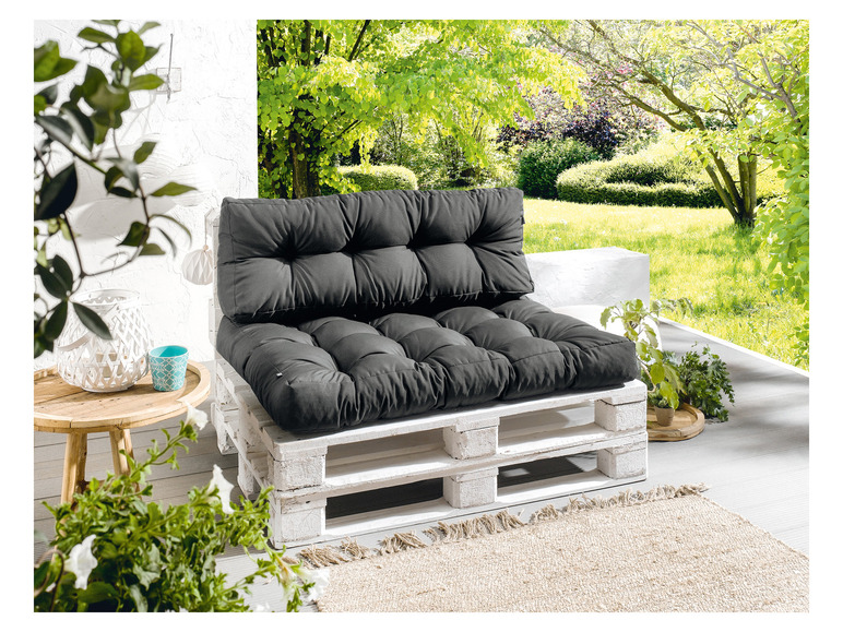 Un ensemble de coussins de palette gris pour l'extérieur sur une palette blanche.