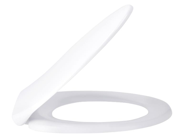 Abattant de toilettes blanc avec le couvercle partiellement ouvert, vue latérale.