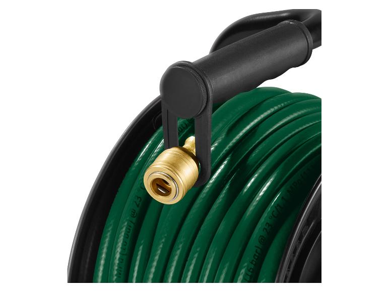 Tuyau vert sur enrouleur avec raccord en laiton