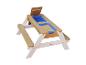Table de pique-nique en bois avec deux bacs bleus pour le sable et l'eau, l'un rempli de sable.