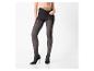 Femme enfilant des collants noirs avec une taille beige et des talons hauts noirs.