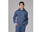 Homme en sweat à capuche bleu et pantalon de survêtement assorti, mains dans les poches.