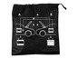 Un sac noir avec des instructions pour démarrer une voiture à l'aide de câbles de démarrage.