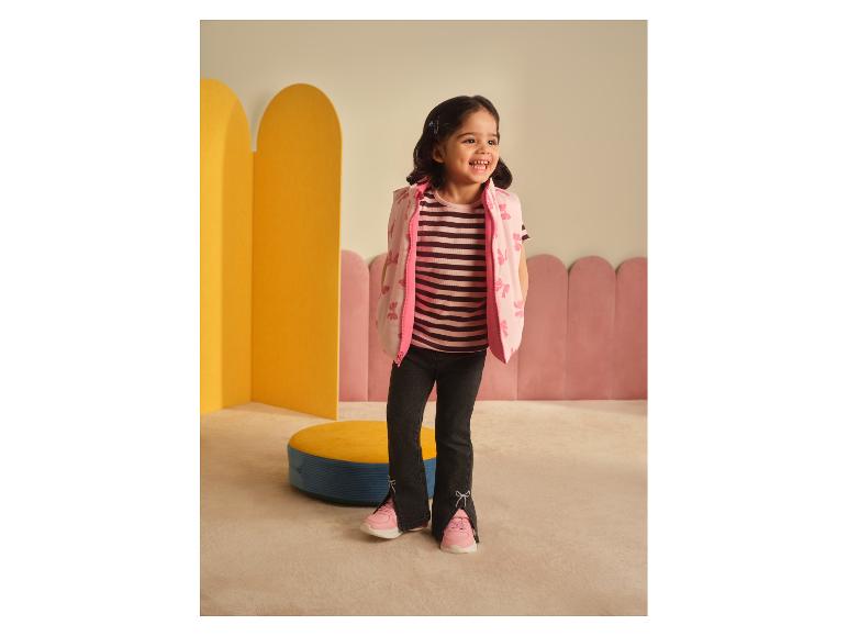 T-shirt rayé pour tout-petit LUPILU® avec un gilet rose et un pantalon foncé.