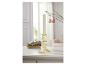Un chandelier en verre jaune avec une bougie blanche