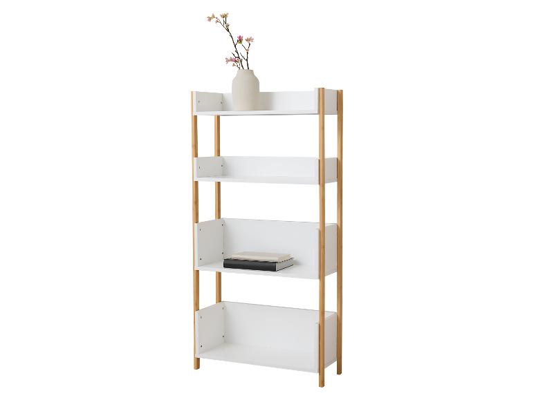 Étagère blanche avec cadre en bambou, décorée d'un vase de fleurs et de livres.