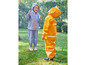 Deux enfants jouent sous la pluie avec des vêtements de pluie.