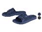 Des tongs bleues avec un motif en grille.