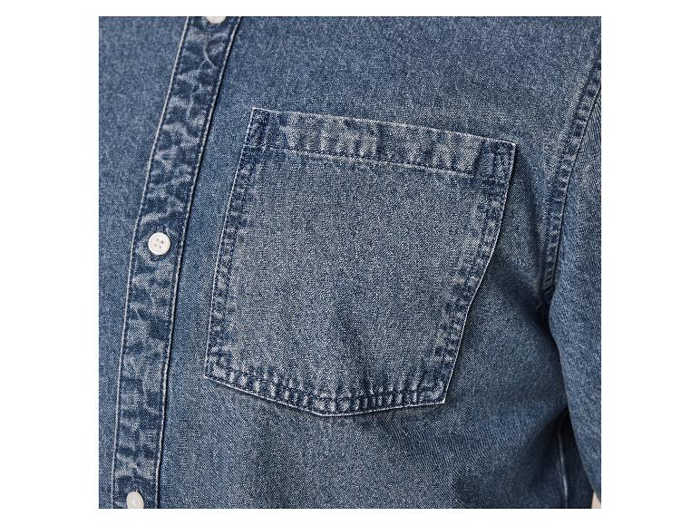 Chemise en jean avec poche et boutons.
