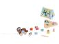 Jouets en bois: un labyrinthe d'animaux, un puzzle de formes et un jouet à tirer d'animaux.