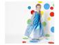 Une fille porte une robe et une cape Frozen avec des flocons de neige.
