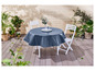 Une nappe grise sur une table ronde avec deux chaises pliantes blanches.
