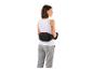 Femme portant une ceinture de massage lombaire noire, dos à la caméra.