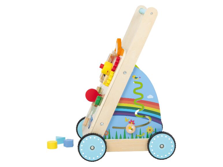 Voiture à roulettes en bois pour enfant avec des jouets et des formes colorées.