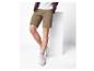Homme en short marron et baskets claires.