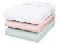 Pile de draps-housses blancs, roses et menthe