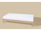 Lit simple avec drap-housse blanc à motif de flocons de neige