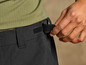 Pantalon noir avec fermeture à scratch.