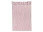 Douce couverture rose en tricot avec des franges.