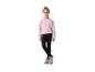 Fille en sweat-shirt rose et pantalon de sport noir avec des chaussures de sport.