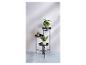 Un support à plantes noir à trois niveaux, avec des plantes en pots.