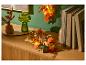 Décoration d'automne chaleureuse avec bougeoirs, citrouilles et lampe champignon verte.