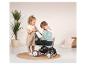 Deux enfants regardent une poussette Maxi-Cosi.