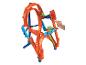 Piste de course Hot Wheels orange et bleue avec une main lançant la voiture
