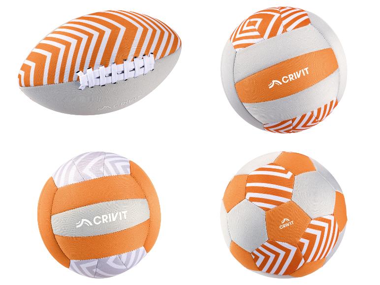Ensemble de ballons de plage: un ballon de rugby, deux ballons de volley-ball et un ballon de football à rayures orange et blanches.