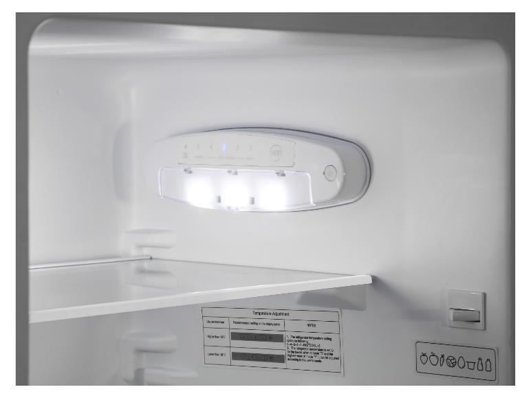 Intérieur d'un réfrigérateur avec commandes de température et lumière, affichant les réglages recommandés.