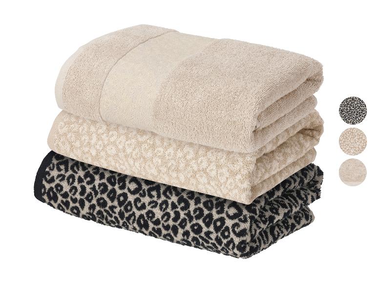 Pile de trois serviettes: beige unie, beige imprimé léopard et noire imprimé léopard.
