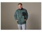 Homme portant une veste en polaire vert foncé avec une poche noire.