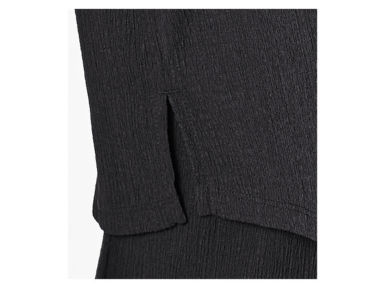 Tissu côtelé noir avec fente latérale.