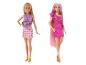 Deux poupées Barbie, l'une avec des chiots et l'autre avec de longs cheveux roses.