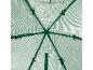 Vue intérieure d'une serre avec une couverture à motif quadrillé vert et un cadre métallique.